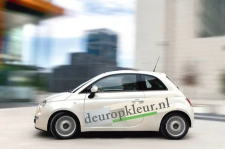 De Deuropkleur.nl-auto met het logo op de zijkant